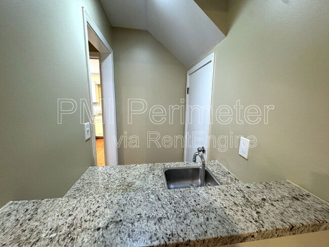 Building Photo - 5338 Roberts Dr