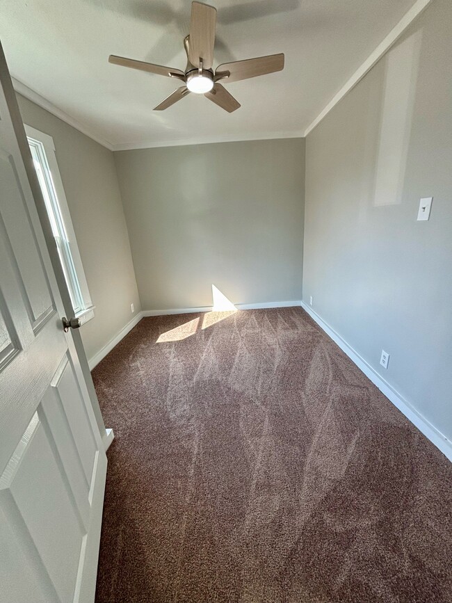 Building Photo - 3707 Powell Ave