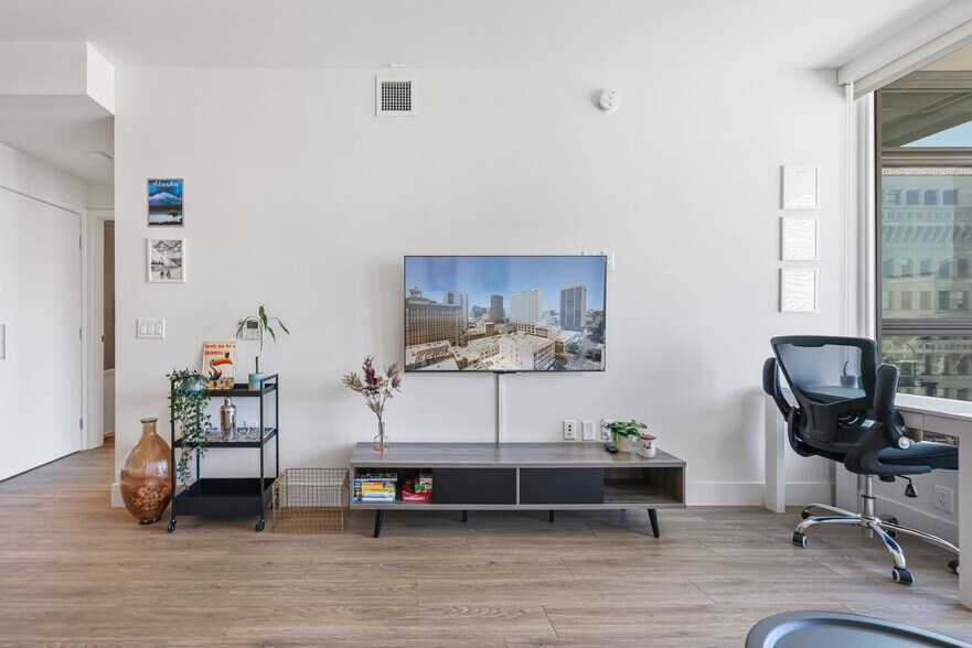 Building Photo - 702 Broadway-SI FL13-ID1251881P