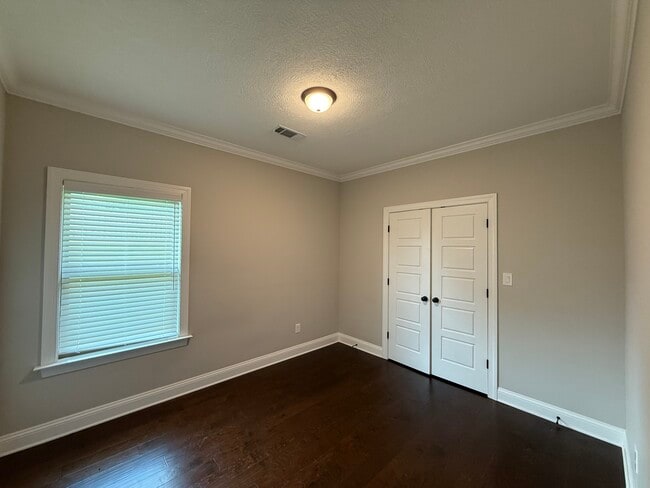 Building Photo - 233 Greenhill Dr