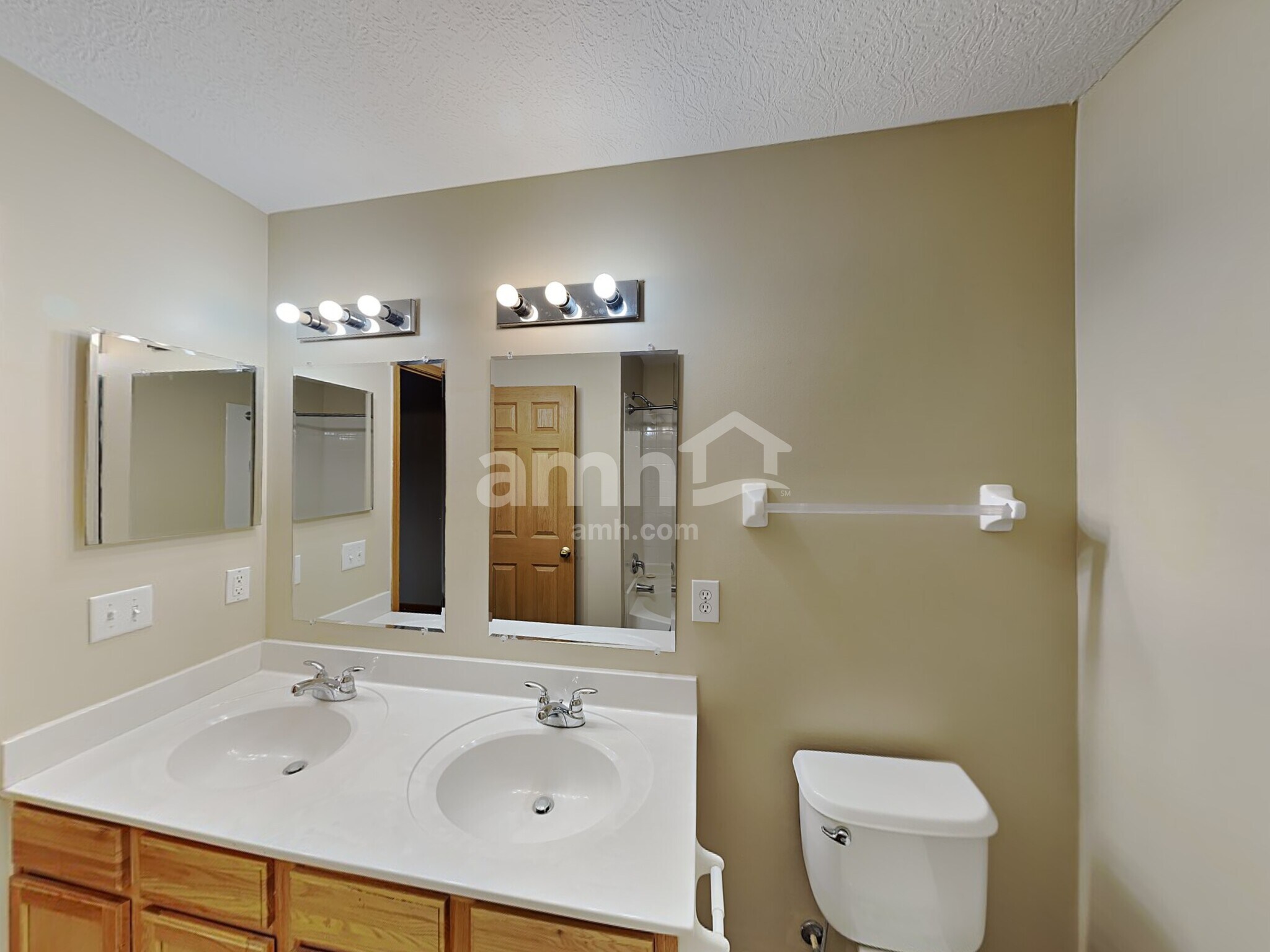 Building Photo - 69 Hutchison St