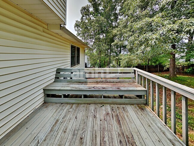 Building Photo - 1005 Whispering Woods Dr