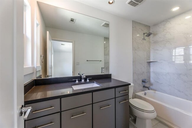 Building Photo - 2808 W 44th St