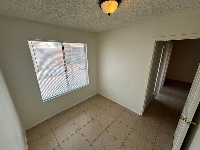 Building Photo - 4590 Carriage Park Dr