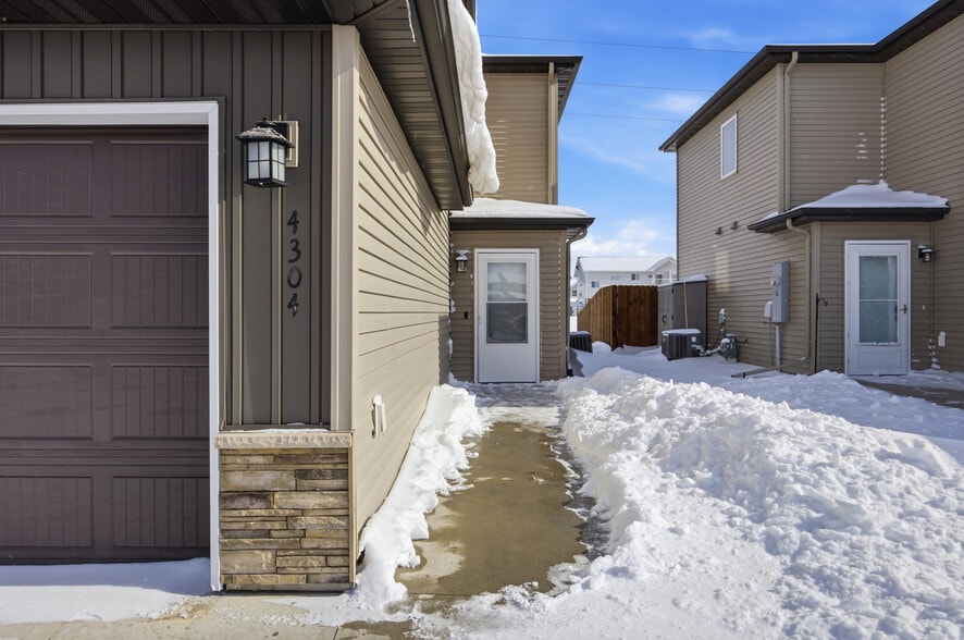 Building Photo - 4304 Estate Dr S