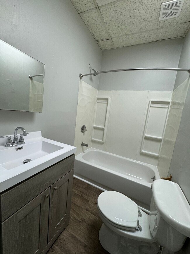 Building Photo - 1 Bed / 1 Bath close to campus