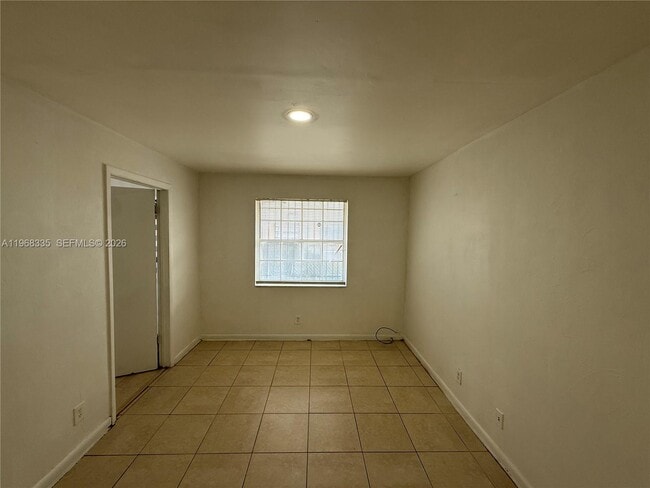 Building Photo - 817 5th St