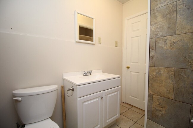 Building Photo - 3 bed 1 bath duplex with almost 1400 sqft ...