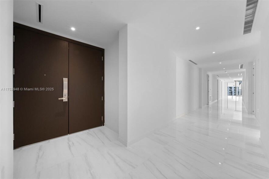 Building Photo - 300 Biscayne Boulevard Way