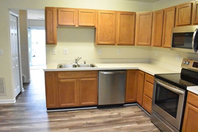 Building Photo - Coventry Creek Townhome