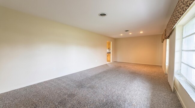 Building Photo - 4007 Greenwood Dr