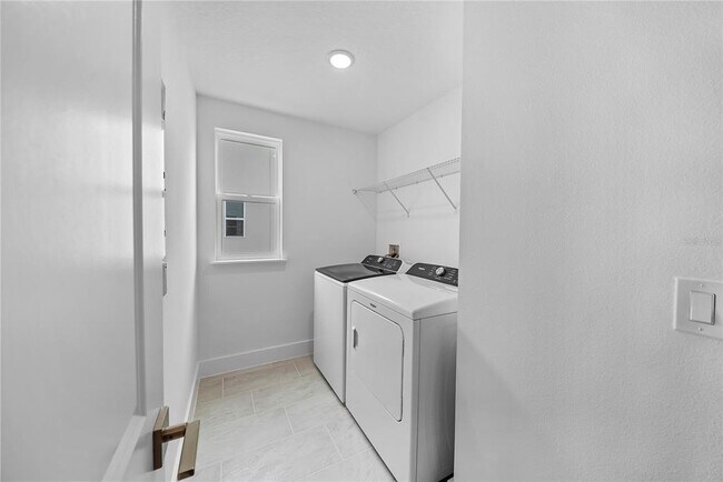 Building Photo - 1856 Crowncrest Dr