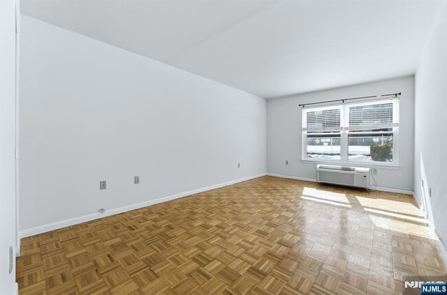 Building Photo - 1111 River Rd