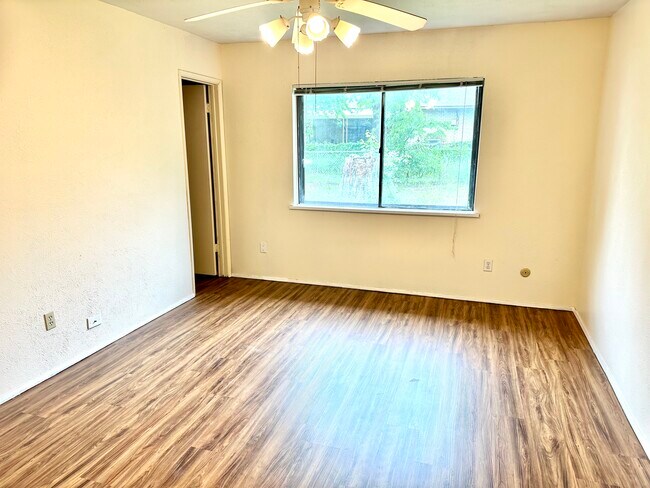Building Photo - 521 Hanover Dr