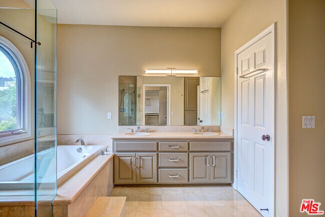 Building Photo - 858 N W Knoll Dr