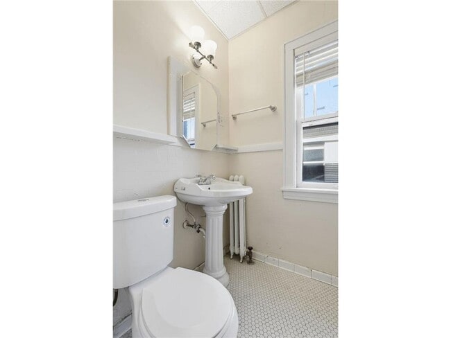 Building Photo - 2545 Garfield Ave