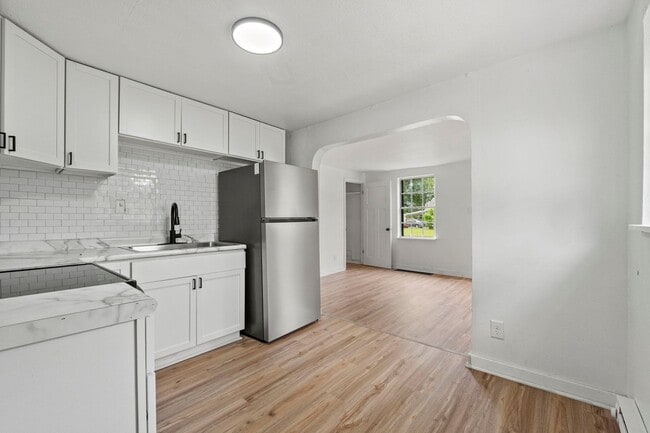 Building Photo - 2 BEDROOM HOME!