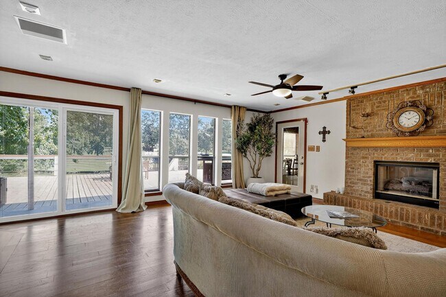 Building Photo - 231 Schmidt Ln