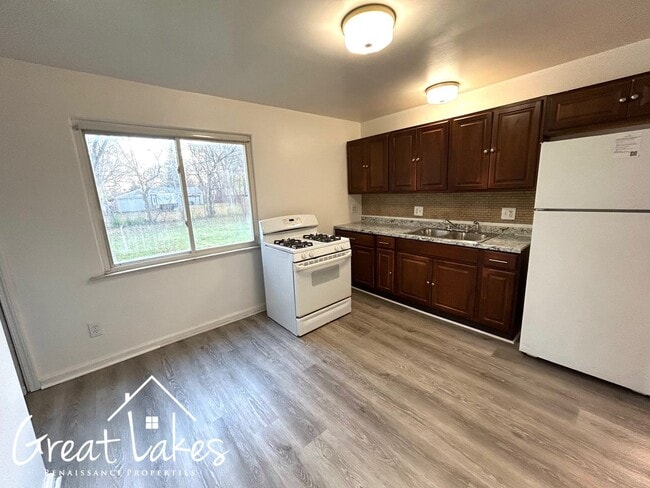 Building Photo - Cozy 3 Bedroom 1 Bathroom now available fo...