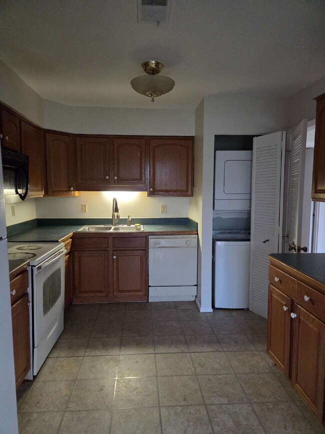 Building Photo - "Charming 2-Bedroom Condo Retreat in the Heart of Hagerstown!"