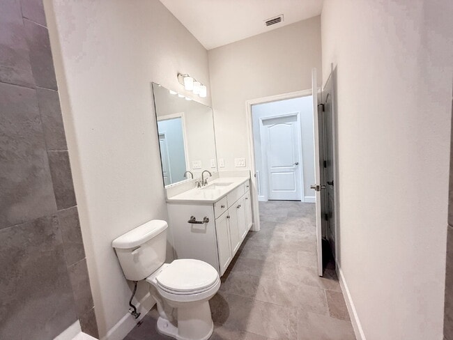 Building Photo - Elegant  2 bed, 2 bath Villa in BridgeWate...