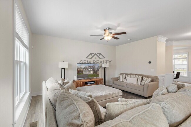 Building Photo - 102 Monroe St