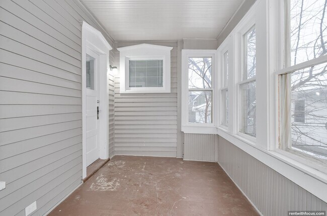 Building Photo - 818/818A Bowen St