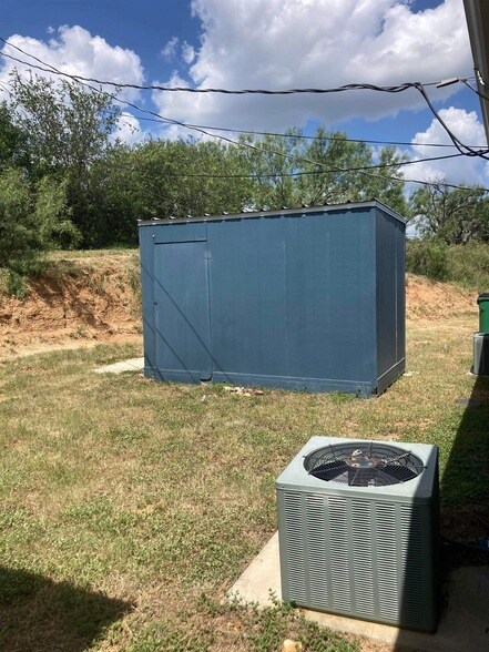 Building Photo - 1635 River Oaks Dr