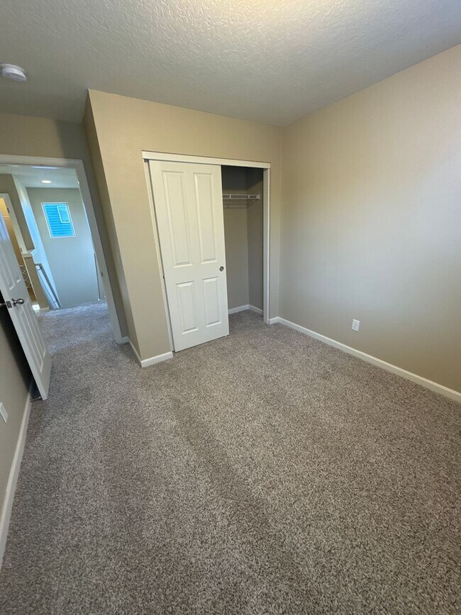 Building Photo - ? Beautiful 4-Bed, 3-Bath North Albany Hom...
