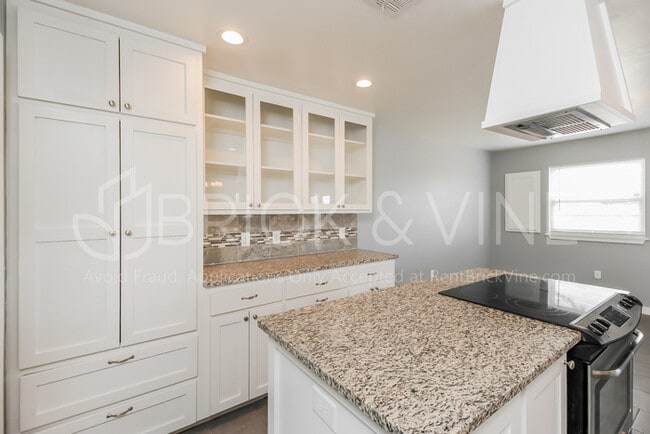 Building Photo - 1405 SW 20th St