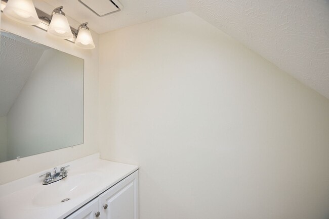 Building Photo - 2BR/2.5BA Townhome Gem with Fenced Yard, Fireplace & Bay Windows
