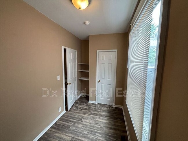 Building Photo - 917 Prytania Ave