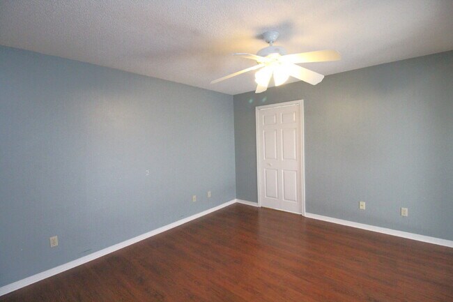 Building Photo - NE Pensacola 2BR/2BA with Ensuite, Dining ...