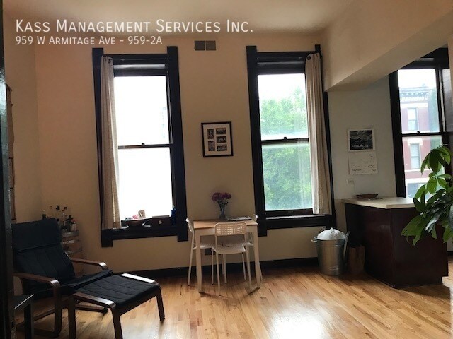 Building Photo - 959 W Armitage Ave