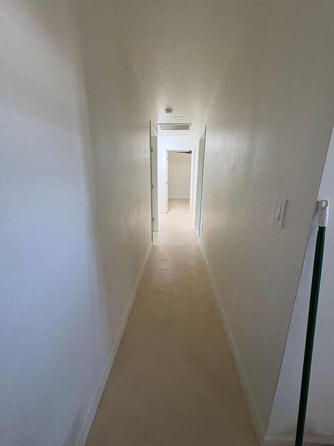 Building Photo - 3 Bedroom 2 Bath by Reid Park !