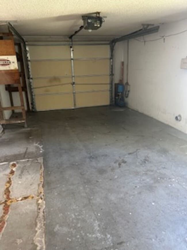 Building Photo - AVAILABLE NOW!!  Well maintained 2/2 in a ...