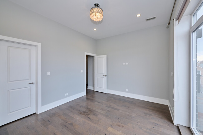 Building Photo - 1338 W Cullerton St