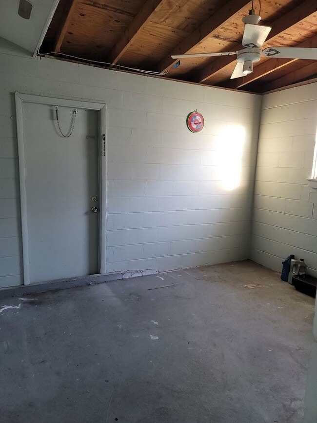 Building Photo - 3 Bedroom 1 Bath available in Marion Oaks