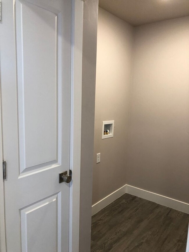 Building Photo - Beautiful Cedar Townhome