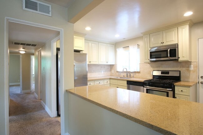 Building Photo - Charming 3-bedroom, 1-bathroom in Sacramento.