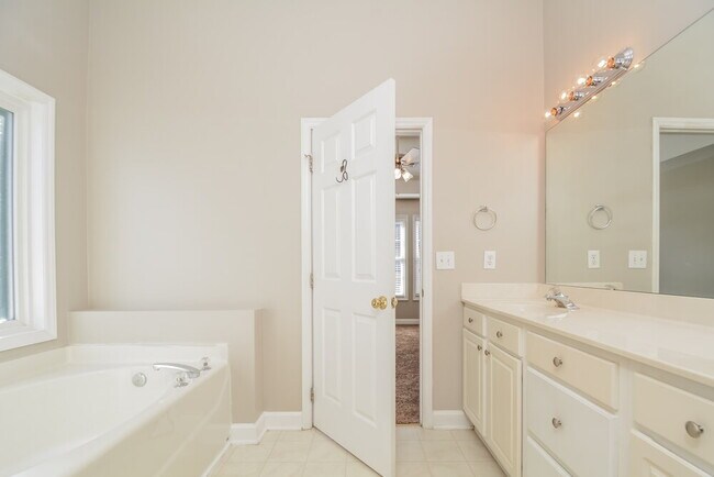 Building Photo - 4932 Windmere Chase Dr