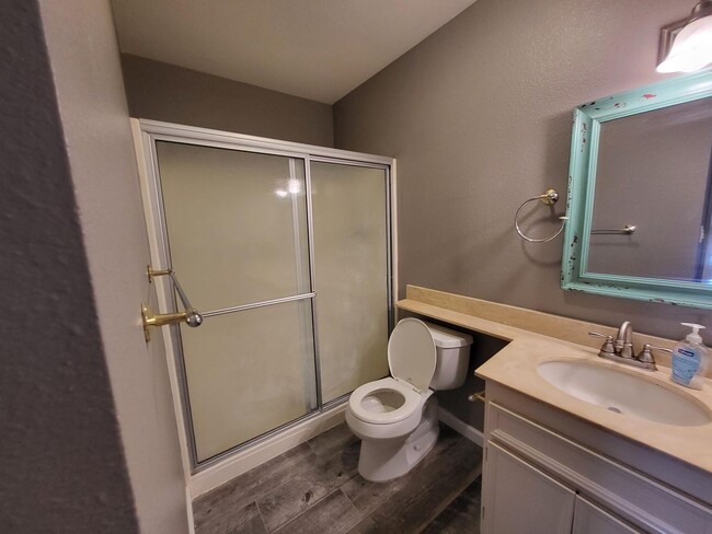 Building Photo - SUPER CLEAN & CUTE 2 BED 2 BATH