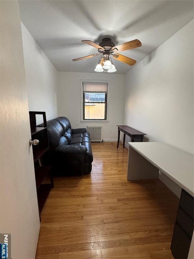 Building Photo - 418 Main St