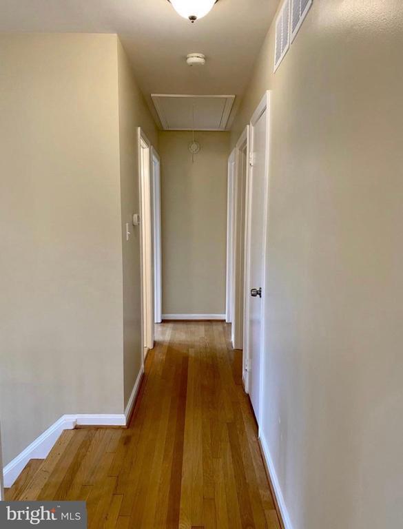 Building Photo - 1040 Warbler Pl