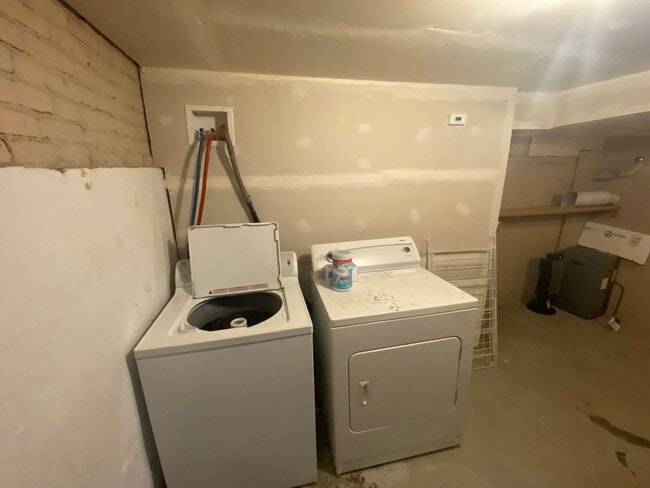 Building Photo - Beautiful 2 Bed 1 Bath Rowe Home in Washington Park Neighborhood