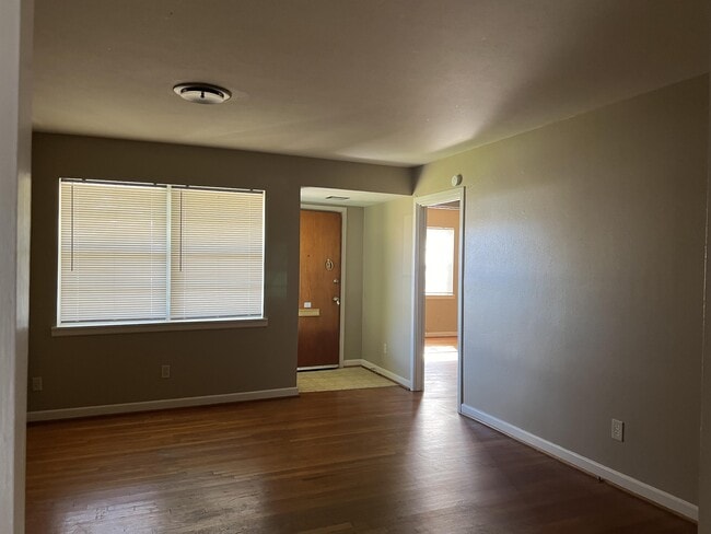 Building Photo - 1105 Pine Dr