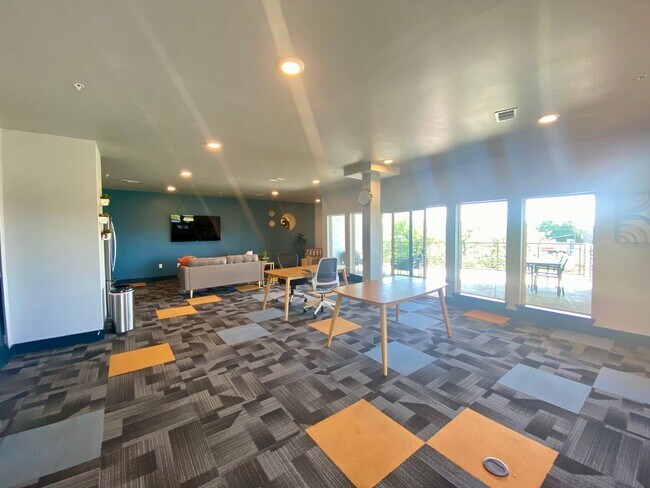 Building Photo - Beautiful Condo - North Burnet Road!