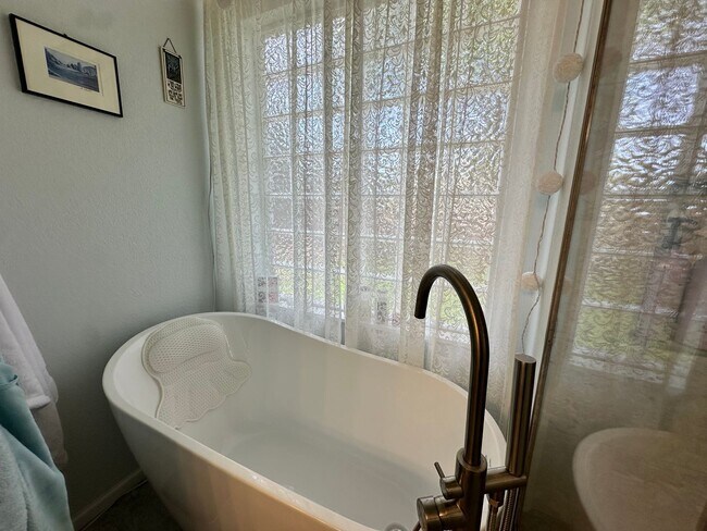 Building Photo - MOVE-IN SPECIAL - One Month Off! 3 Bedroom...