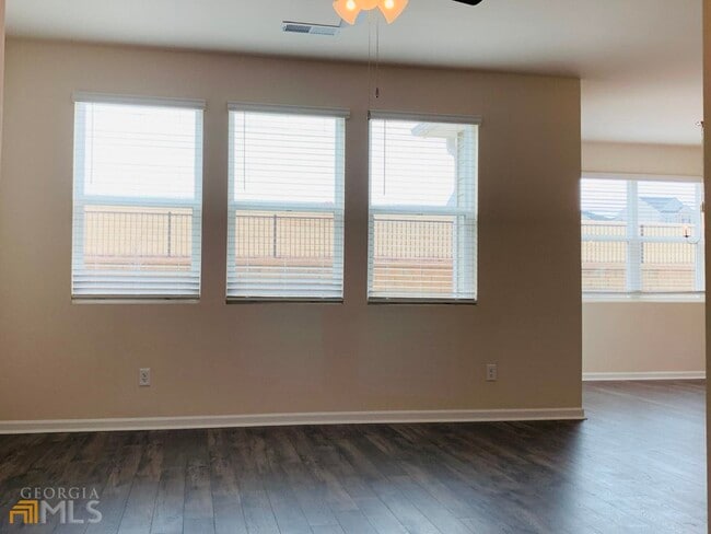 Building Photo - 49 Lauritsen Way