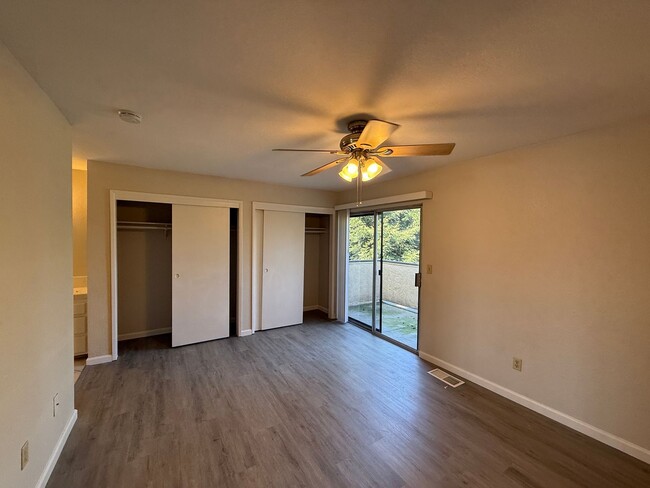 Building Photo - 2-bedroom condo in Gated Community!